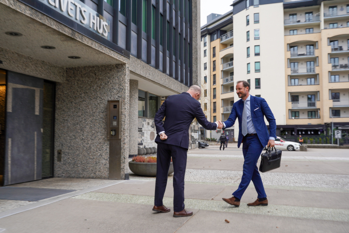 Administrerende direktør i NHO, Ole Erik Almlid, ønsker Kronprins Haakon velkommen utenfor Næringslivets Hovedorganisasjon på Majorstua i Oslo. Foto: Liv Anette Luane, Det kongelige hoff